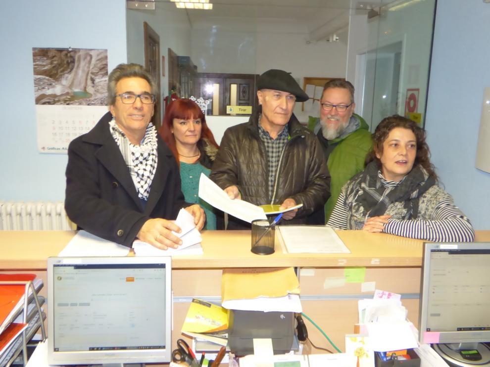 Entregan las alegaciones para evitar más granjas porcinas en Sabiñánigo