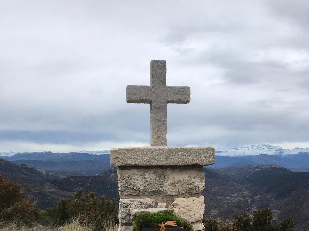 El belén en la cruz del Tozal de Asba lleva la Navidad a la España Vaciada