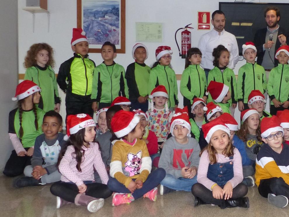 Postales y villancicos en Monzón para llevar la ilusión navideña de los escolares a las residencias