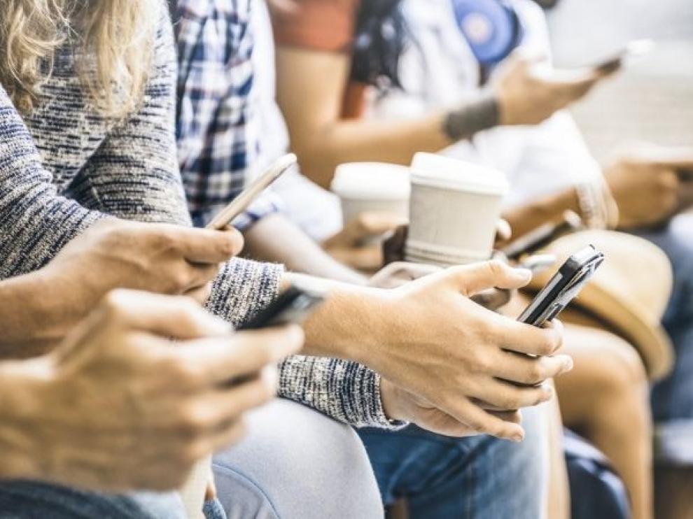 Más de la mitad de 'millenials' paga siempre con tarjeta y el 79% consulta su cuenta con el móvil