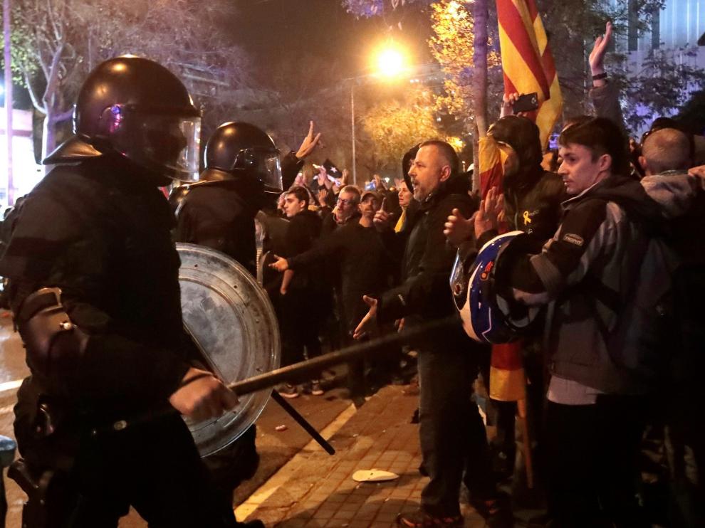 Al menos doce heridos en los disturbios junto al Camp Nou durante el clásico