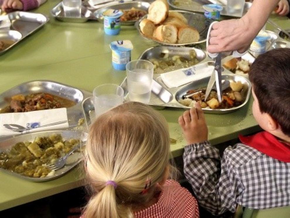 El Gobierno aragonés concede 11.452 becas de comedor de 860 euros por escolar