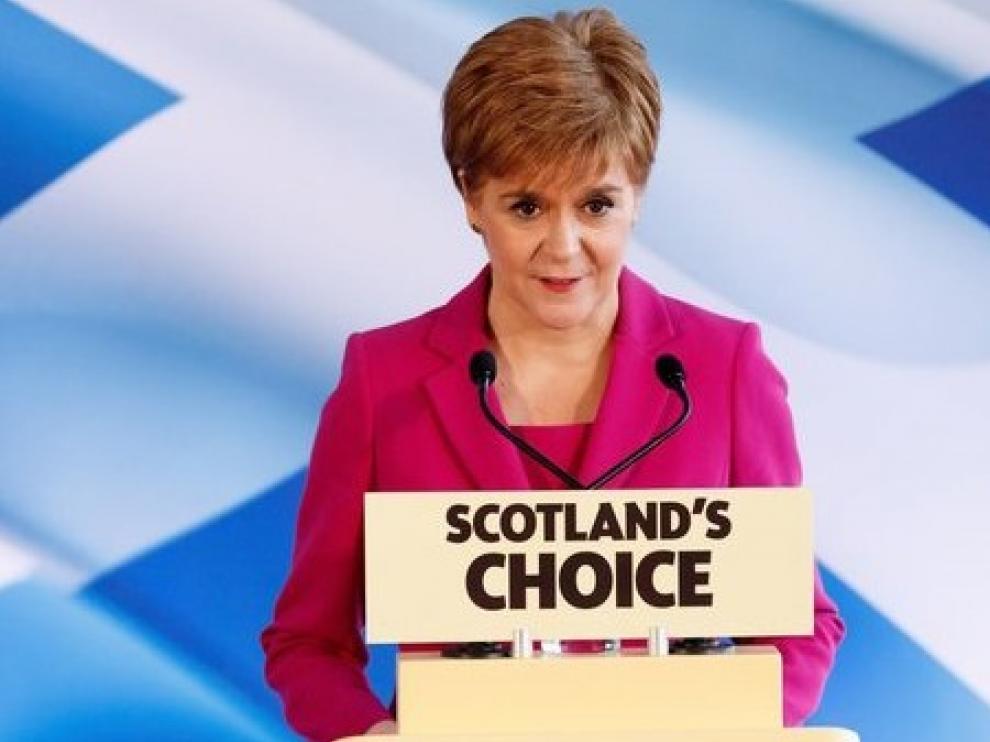 Sturgeon solicita a Johnson un nuevo referéndum de independencia en Escocia