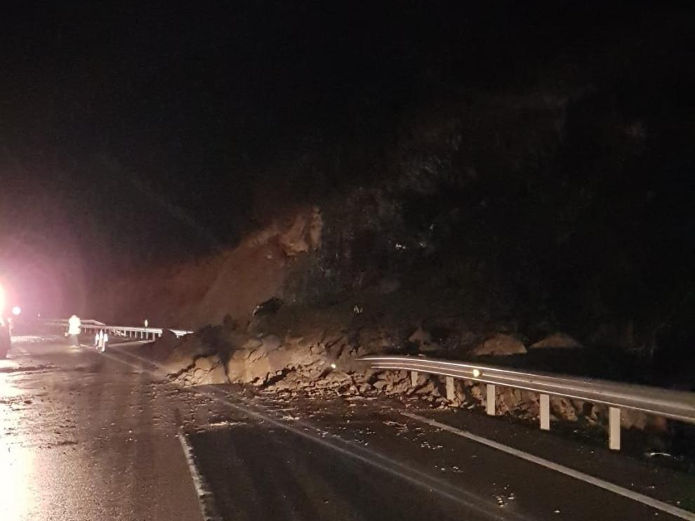 Cauces espectaculares, desprendimientos y cortes de carreteras por las copiosas lluvias