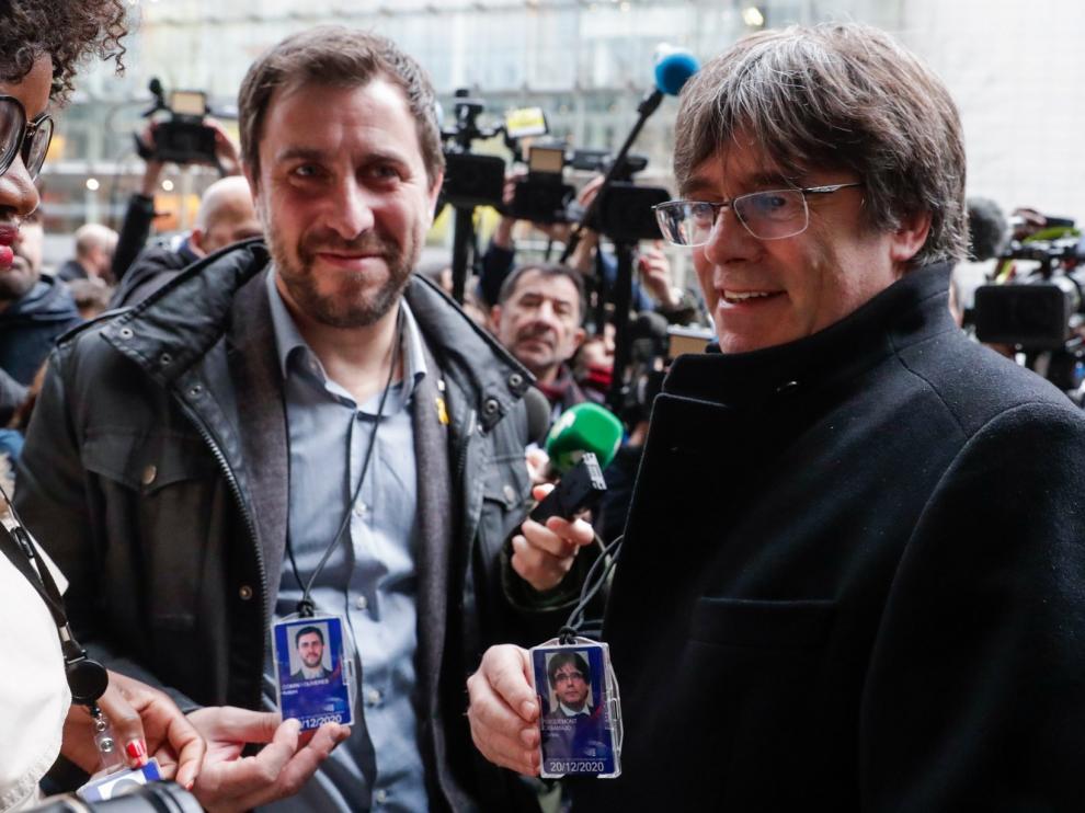 Puigdemont se acredita como eurodiputado junto a Comín