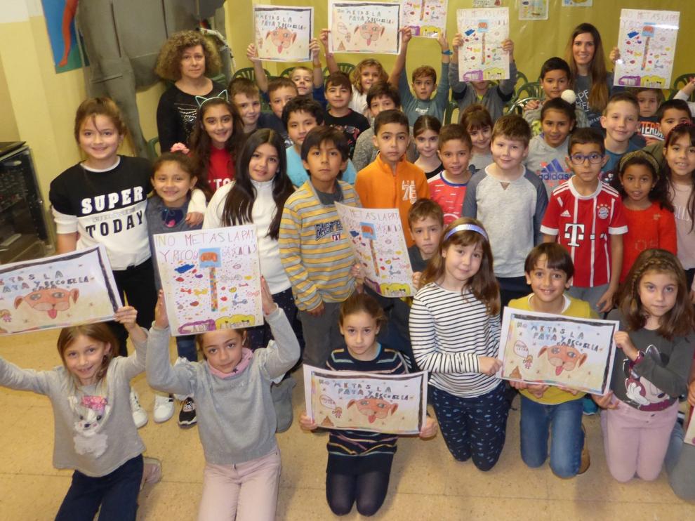 Escolares hacen carteles para pedir la recogida de excrementos caninos
