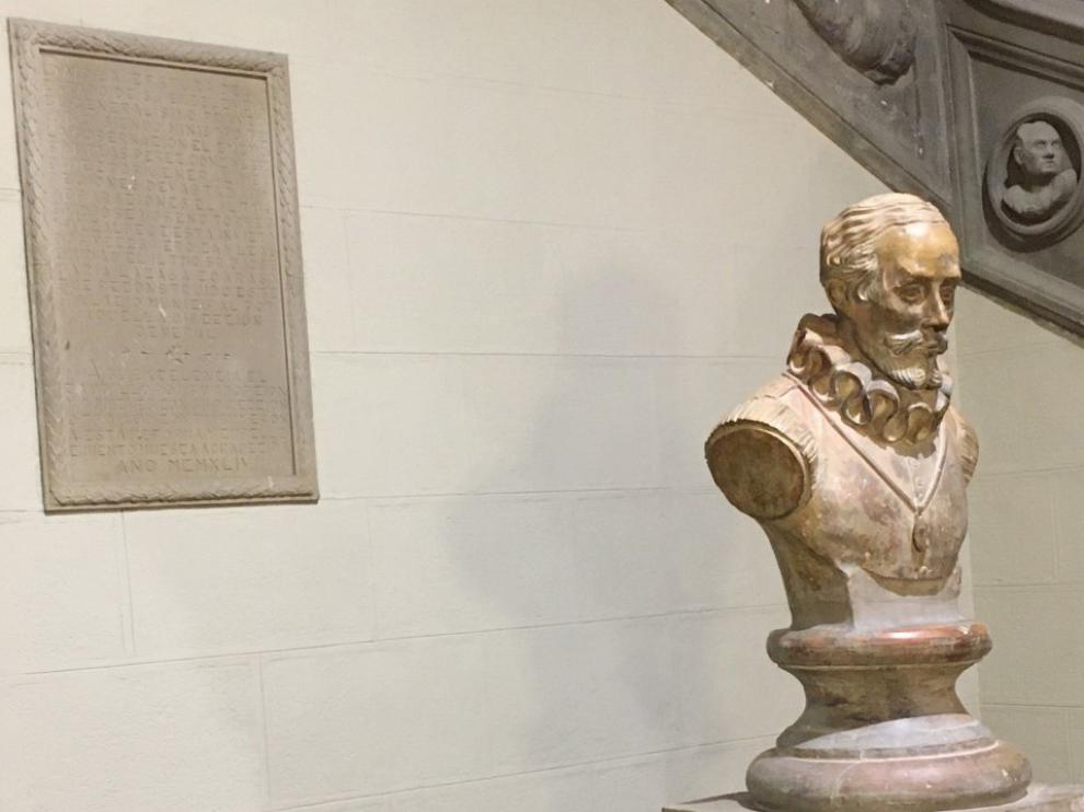 Informe sobre la polémica placa del Palacio Consistorial de Huesca