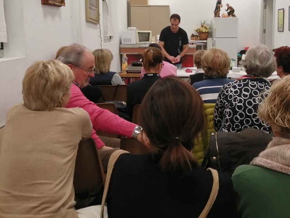 Taller de tapas navideñas en la Asociación de Vecinos de San José en Huesca