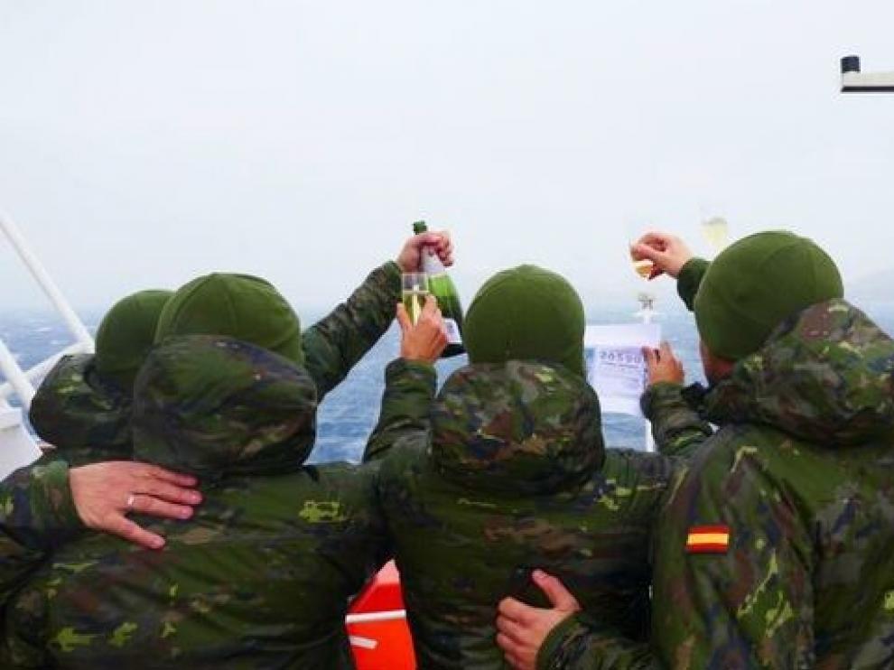 Un militar celebra haber ganado el Gordo en la Antártida