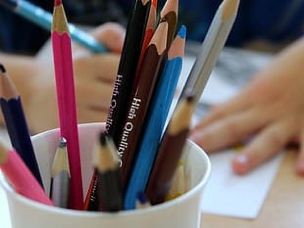 Una madre denuncia a una profesora por poner a su hijo una bata rosa