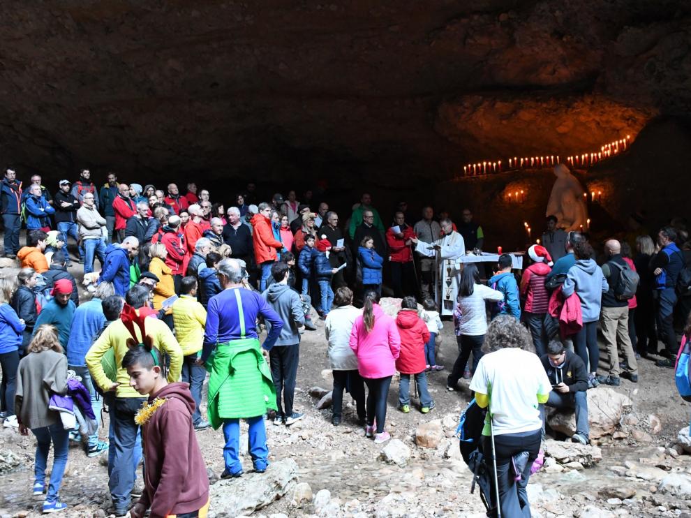 Un millar de oscenses visitan el Belén Montañero de Peña Guara