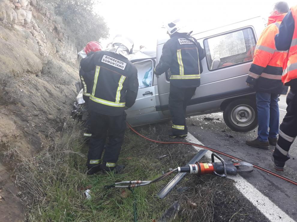 Un herido al colisionar dos vehículos en la Avenida de los Pirineos de Barbastro