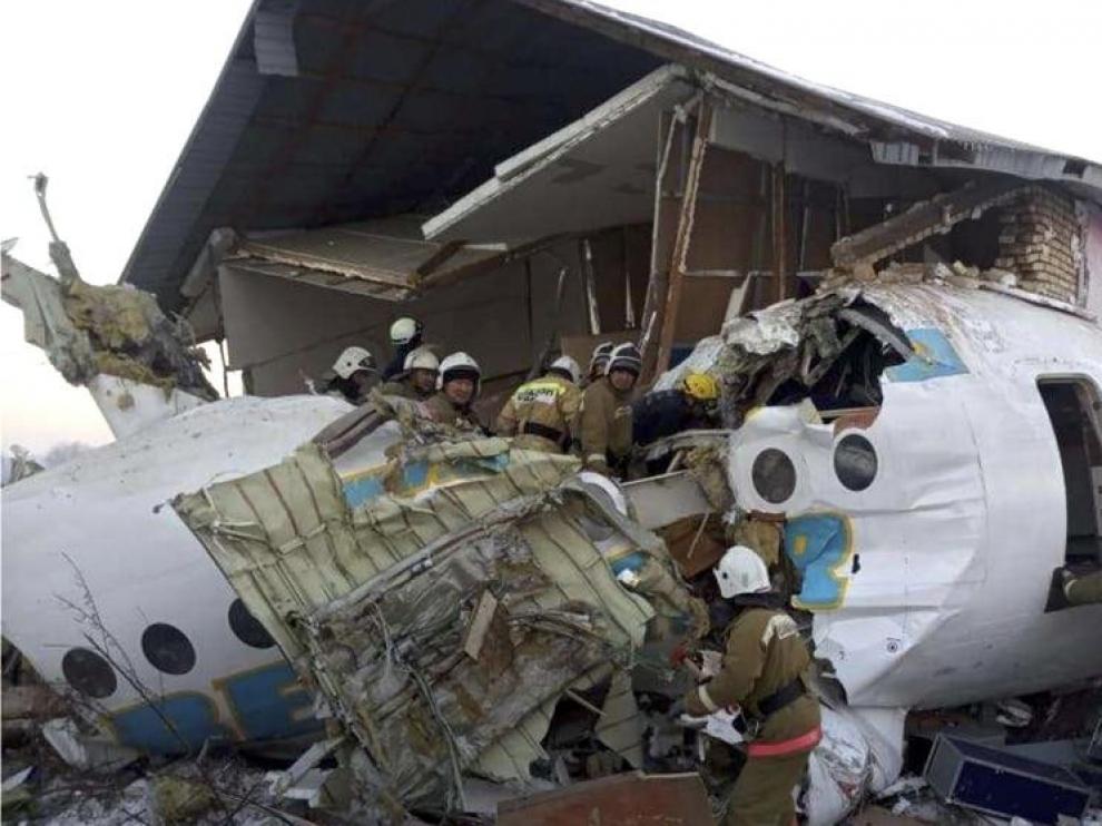 Al menos 15 muertos al estrellarse un avión de pasajeros en Kazajistán