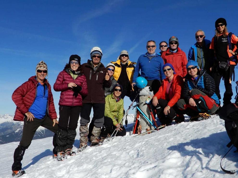 Montañeros de Aragón coloca su belén en el pico Cotiella