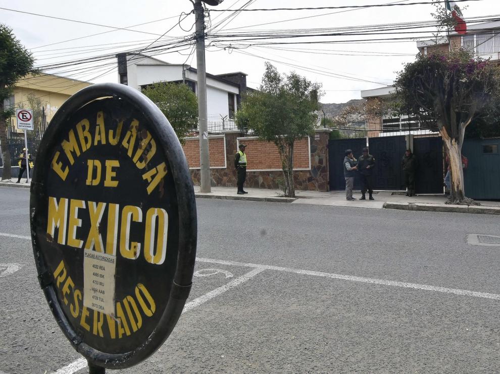 Exteriores niega haber ayudado a asilados bolivianos a salir de la embajada