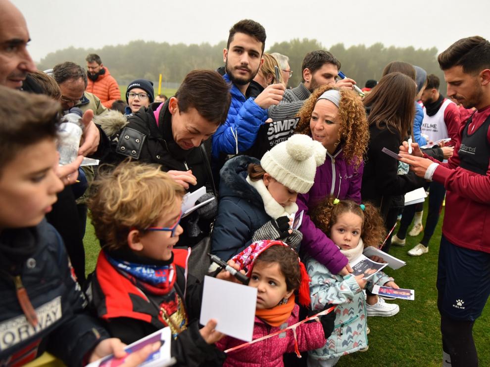 Doscientos aficionados dan colorido al entrenamiento del Huesca