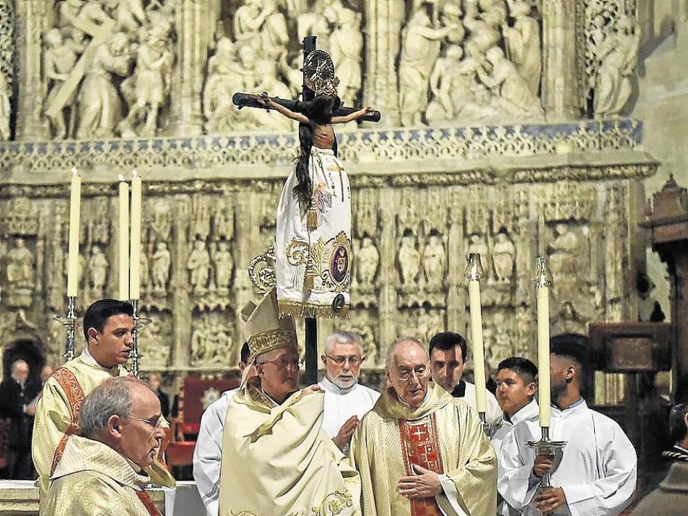 Devoción en Huesca en la fiesta del Santo Cristo de los Milagros