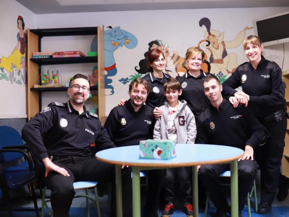 Los agentes de Policía de Huesca visitan a los niños ingresados en el Hospital San Jorge de Huesca
