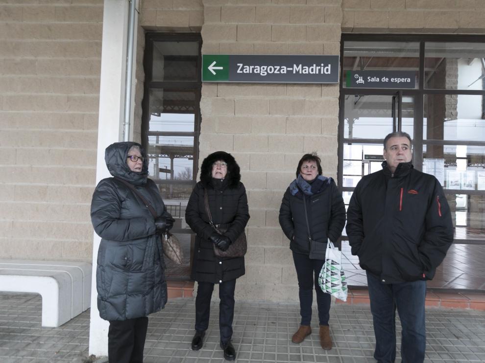 Frío y dudas tras la clausura de la ventanilla en la estación de tren de Tardienta