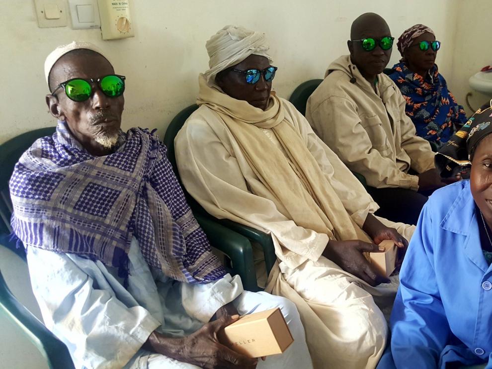 Unos 320 chadianos consiguen ver "la luz" gracias a Ilumináfrica
