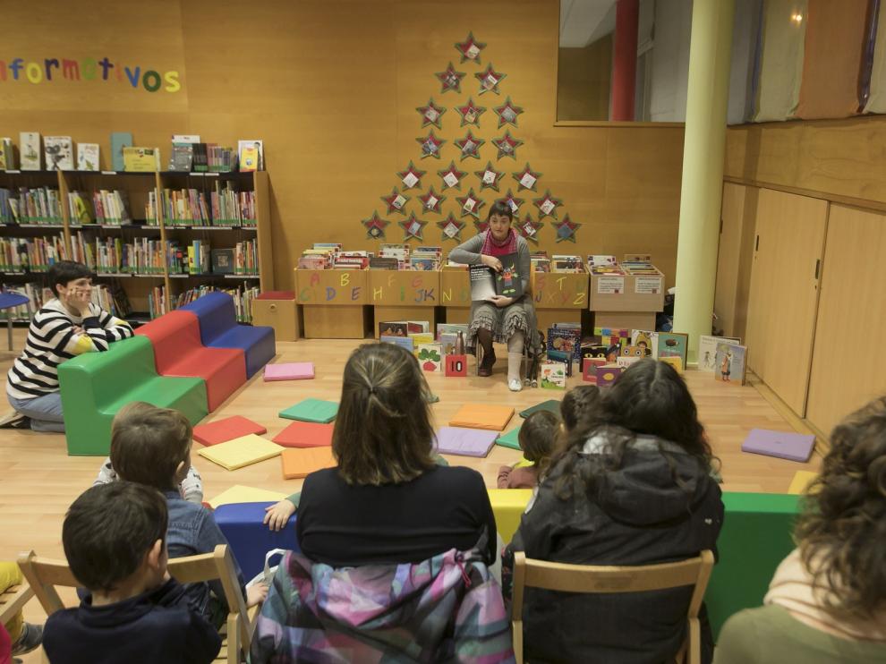 Sandra Araguás cautiva con sus cuentos a los niños del Guirigay Plus