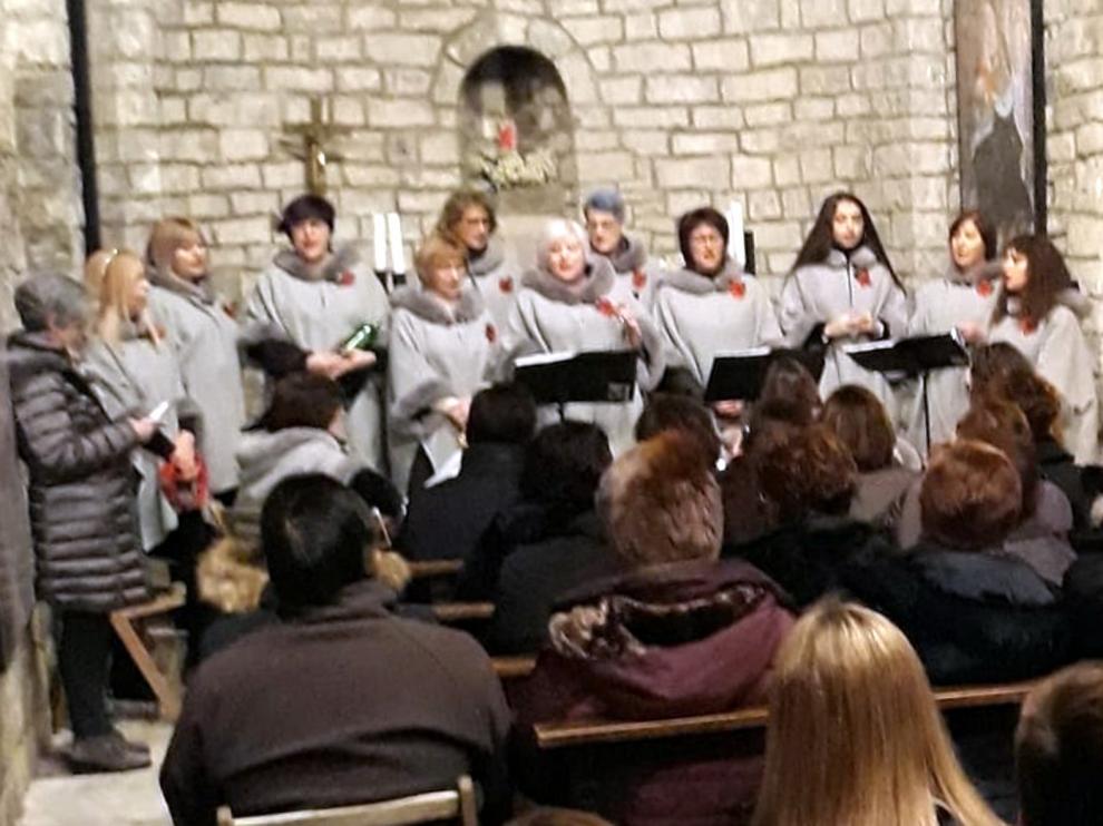 El coro "A Buxeta" de Torla anima al público de Sorripas