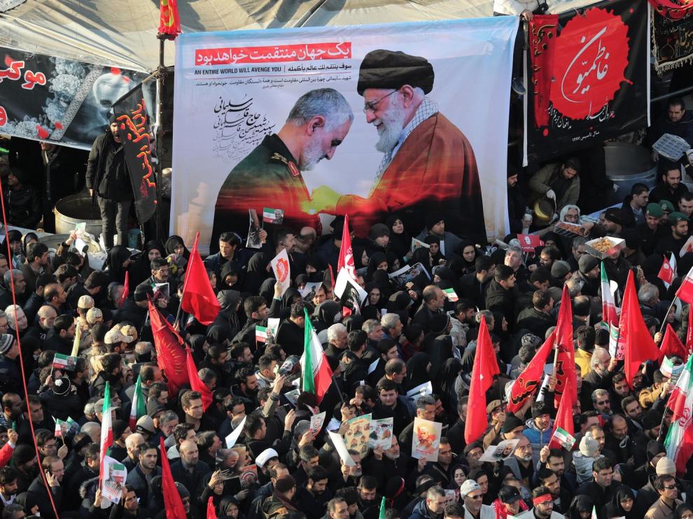 Irán clama venganza en el masivo funeral de Soleimaní en la capital
