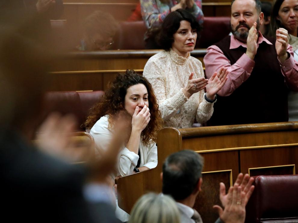 Emotivo aplauso a la diputada que ha acudido a votar pese a estar enferma