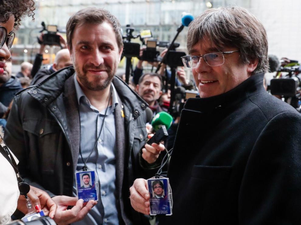 Puigdemont renuncia formalmente a ser president al dejar su acta del Parlament