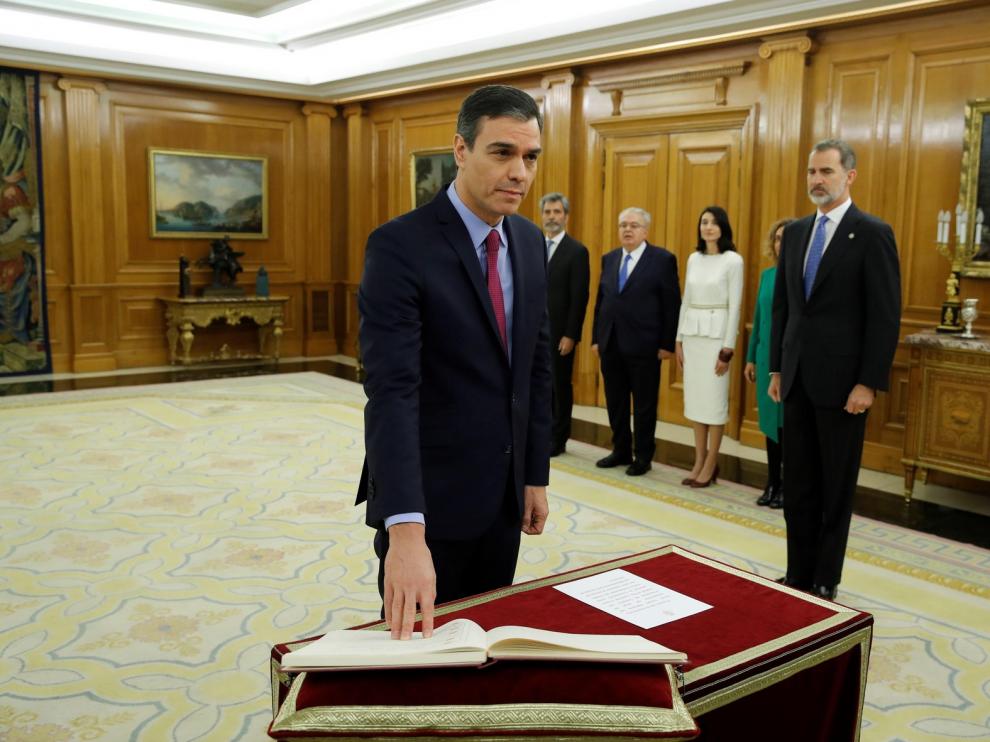 Sánchez promete por segunda vez ante el rey el cargo de jefe del Gobierno sin Biblia ni crucifijo