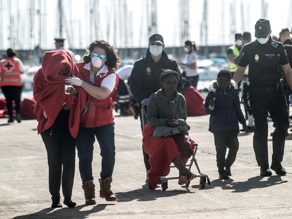 Muere un bebé que nació en una patera con 5 menores más a bordo
