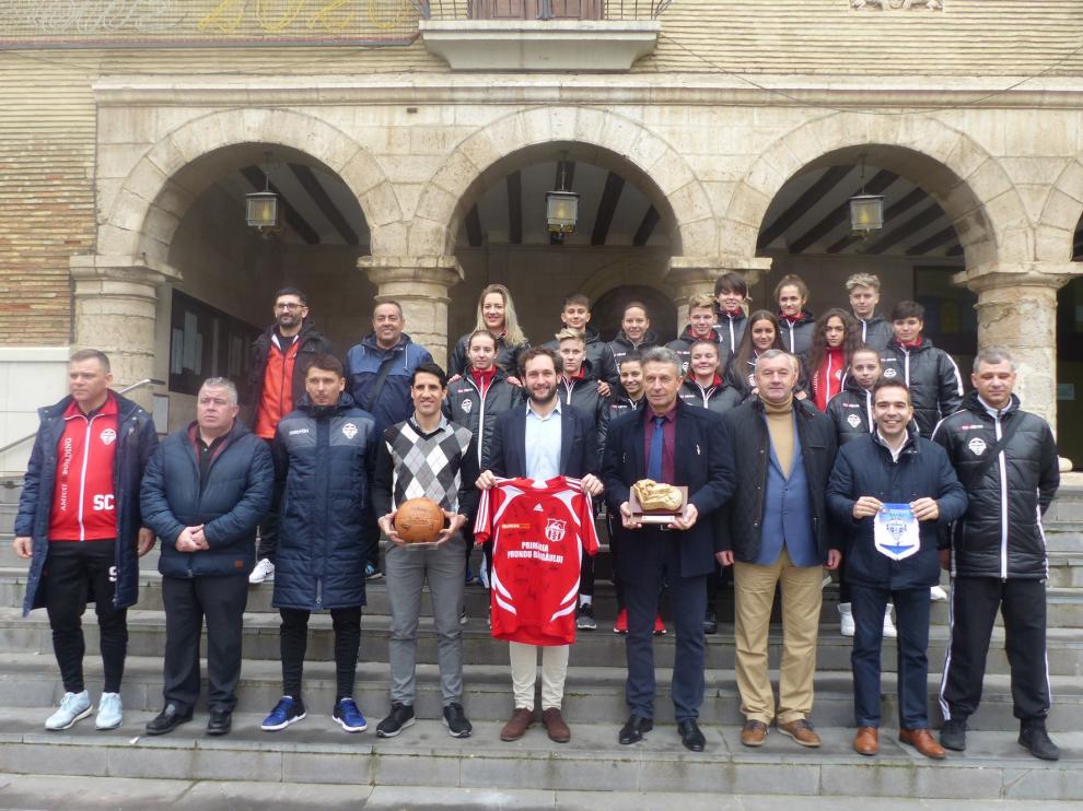 Monzón recibe a un equipo de fútbol femenino de Rumanía para promocionar sus instalaciones