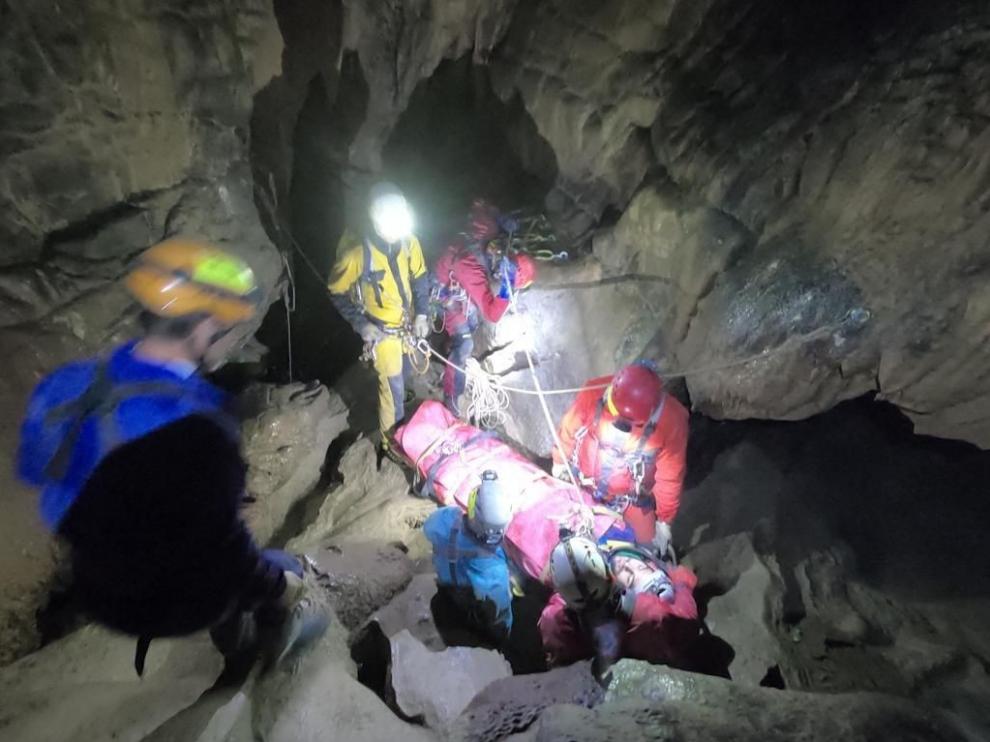 Sanitarios de distintas comunidades se forman en rescate de montaña en el Campus de Huesca