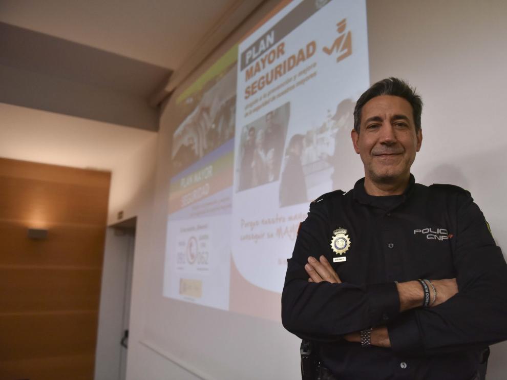 Emilio Latorre anima en Huesca a los mayores a "no bajar nunca la guardia"