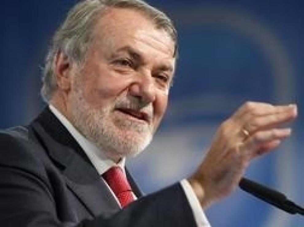 Mayor Oreja llama a la agrupación de la derecha ante el nuevo Gobierno: "Un frente popular presidido por la maldad"