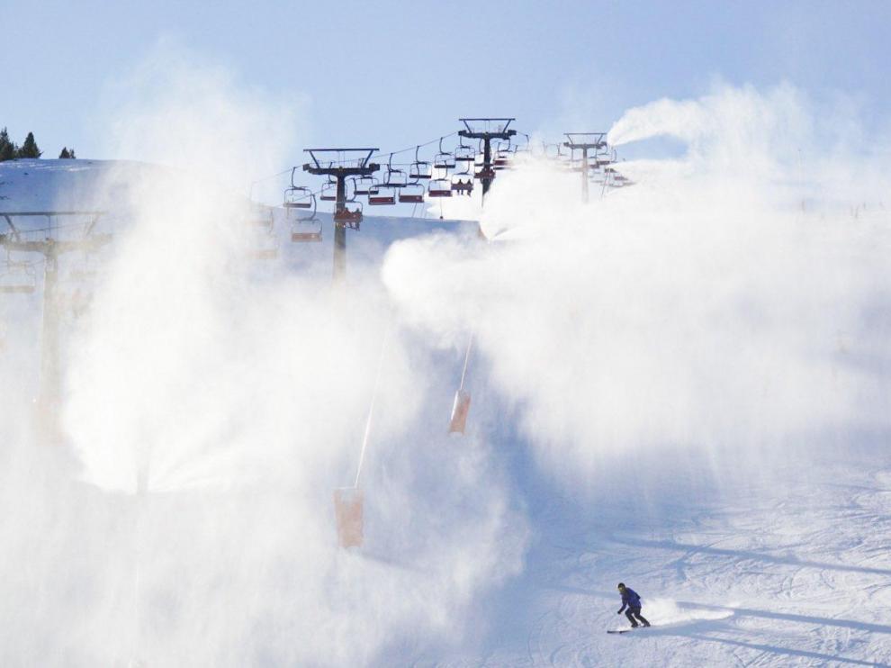 La nieve tiñe de blanco las estaciones de esquí del Pirineo de Huesca