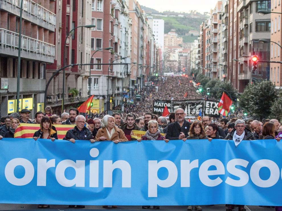 Unas 65.000 personas apoyan en Bilbao a los presos de ETA y piden cambiar la política penitenciaria