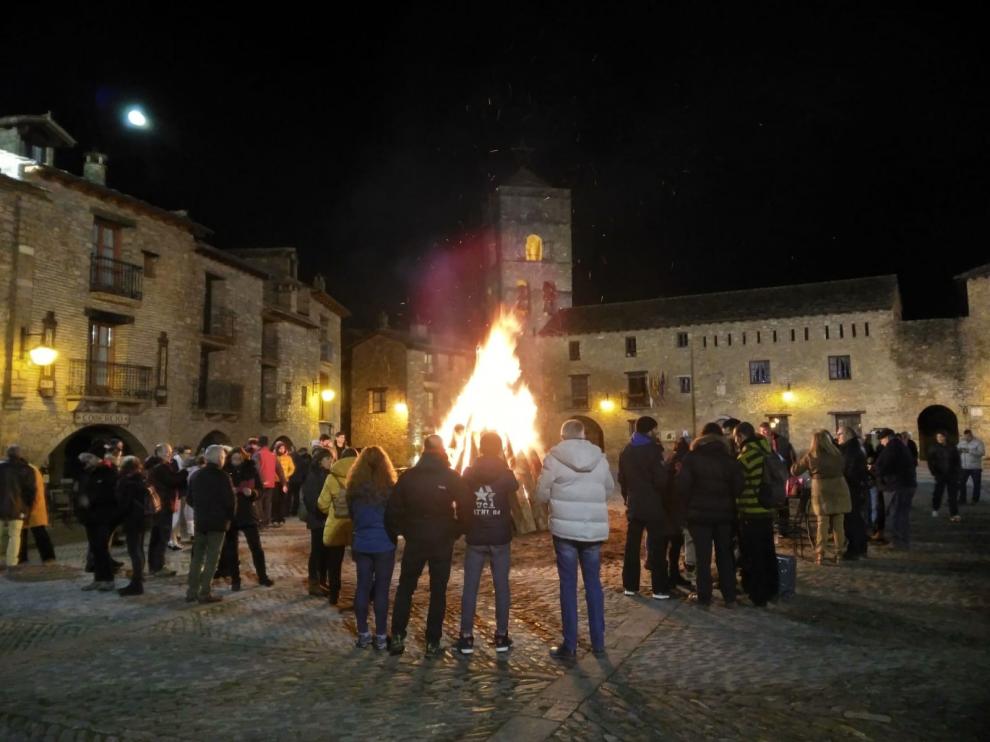 Aínsa revive el ritual del fuego con sus hogueras por los santos barbudos