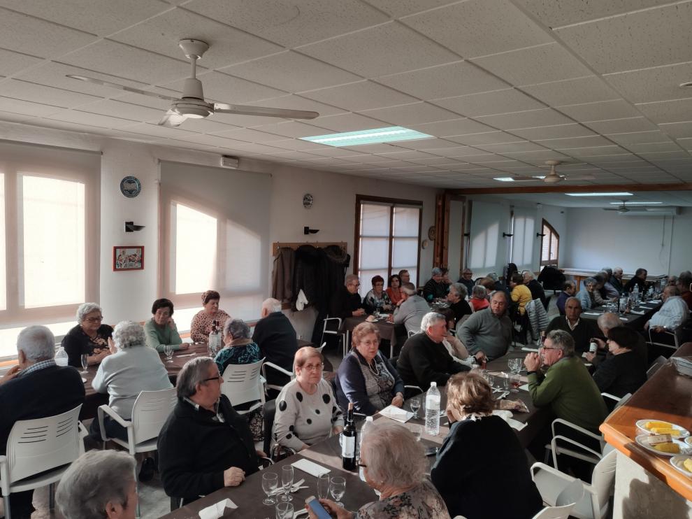 Los mayores de San Esteban de Litera celebran su tradicional comida de Reyes