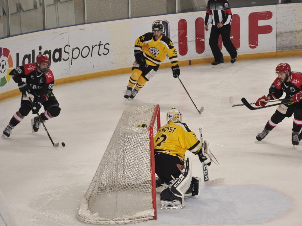 El Club Hielo Jaca golea al Club Gel Puigcerdà (7-0) y se pone tercero