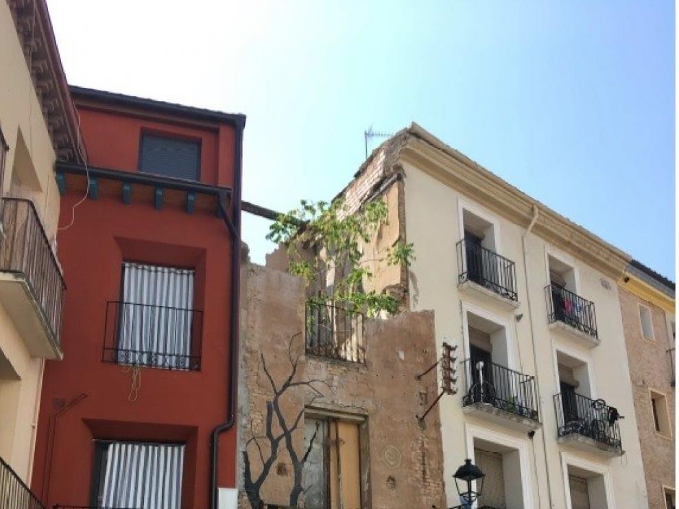 El Ayuntamiento derribará un edificio en ruinas en la plaza de Los Fueros de Huesca
