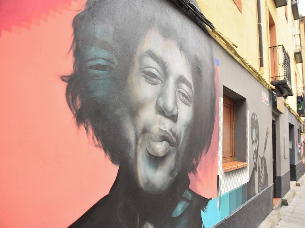 La calle Argensolas de Huesca se transforma de la mano del grafiti fotorrealista