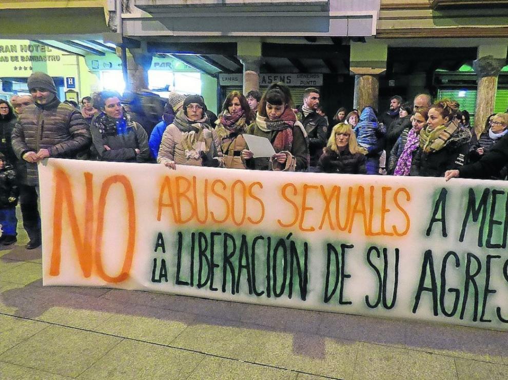 Concentración en Barbastro contra la liberación del acusado de abusos sexuales