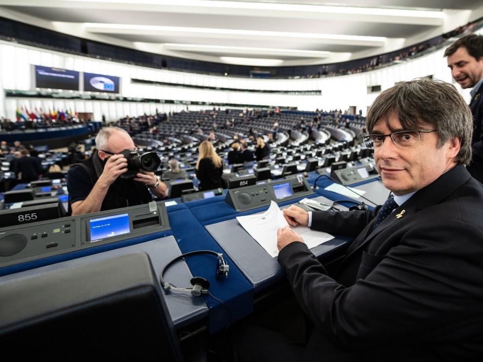 La Eurocámara recibe indiferente a Puigdemont y Comín