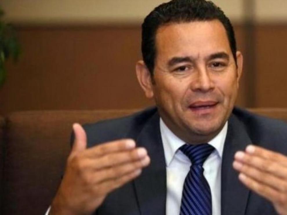 Manifestantes agreden y corren al expresidente guatemalteco Jimmy Morales
