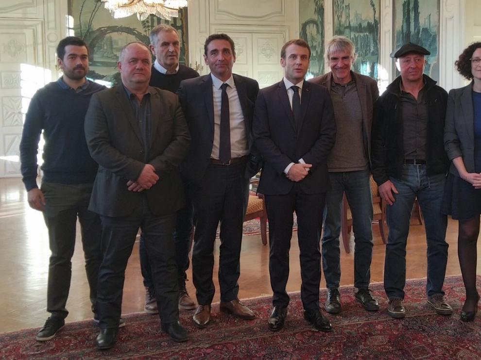 Macron dice que cesará la reintroducción de osos