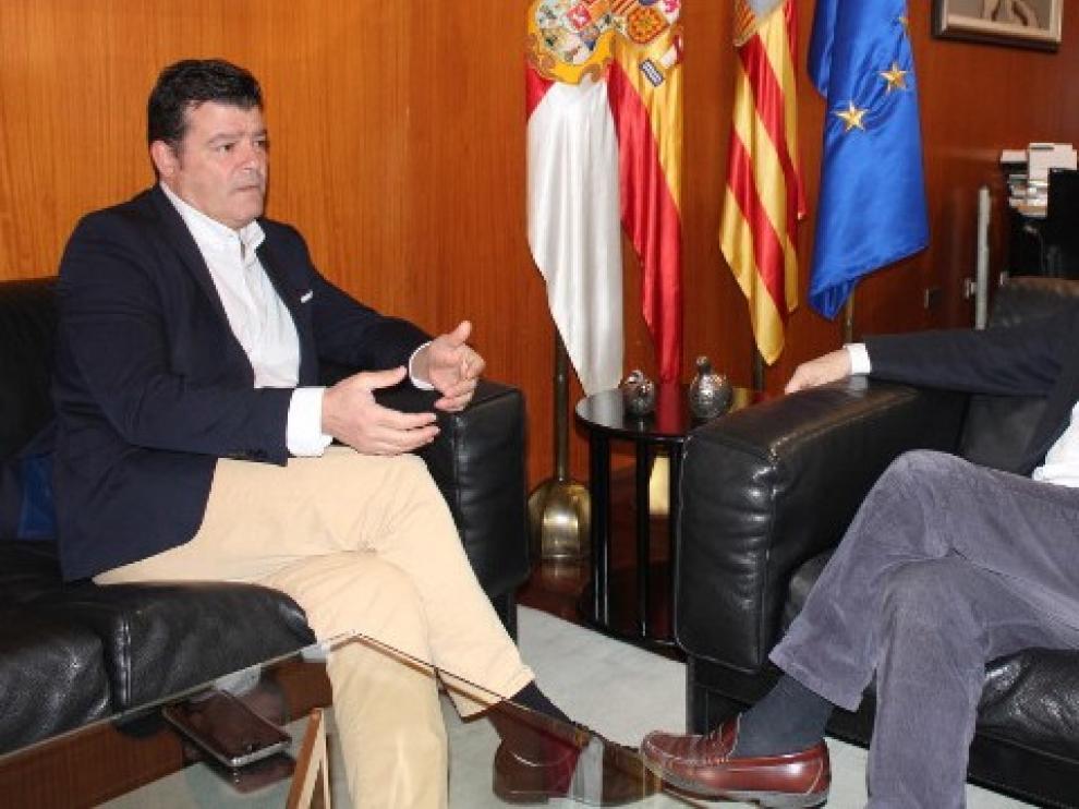 El Presidente de la DPH, Miguel Gracia se reúne con Javier Allué, Comisionado para el Reto Demográfico en Aragón
