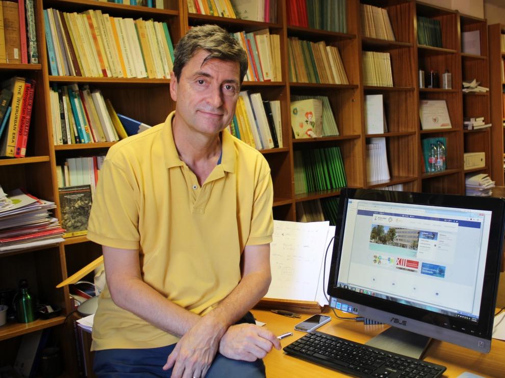 Vicente Pinilla, catedrático de Historia Económica: "Hay que contar con la gente, ver qué oportunidades quiere y acompañarla"