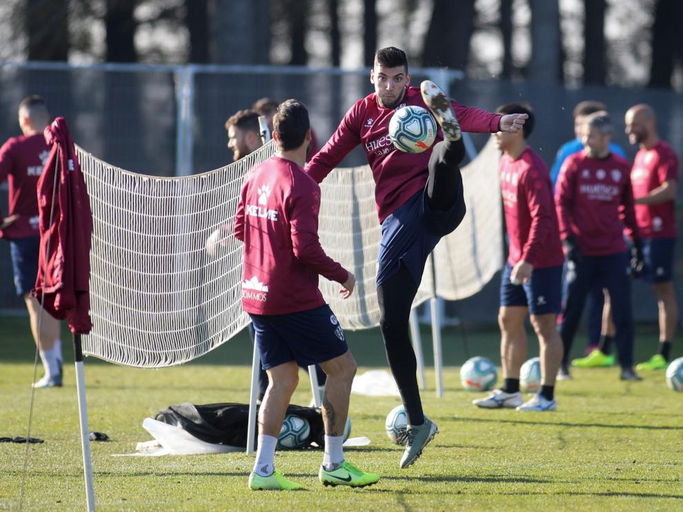 Míchel ve a Mir como "un delantero diferente" y cuenta con Pablo Insua