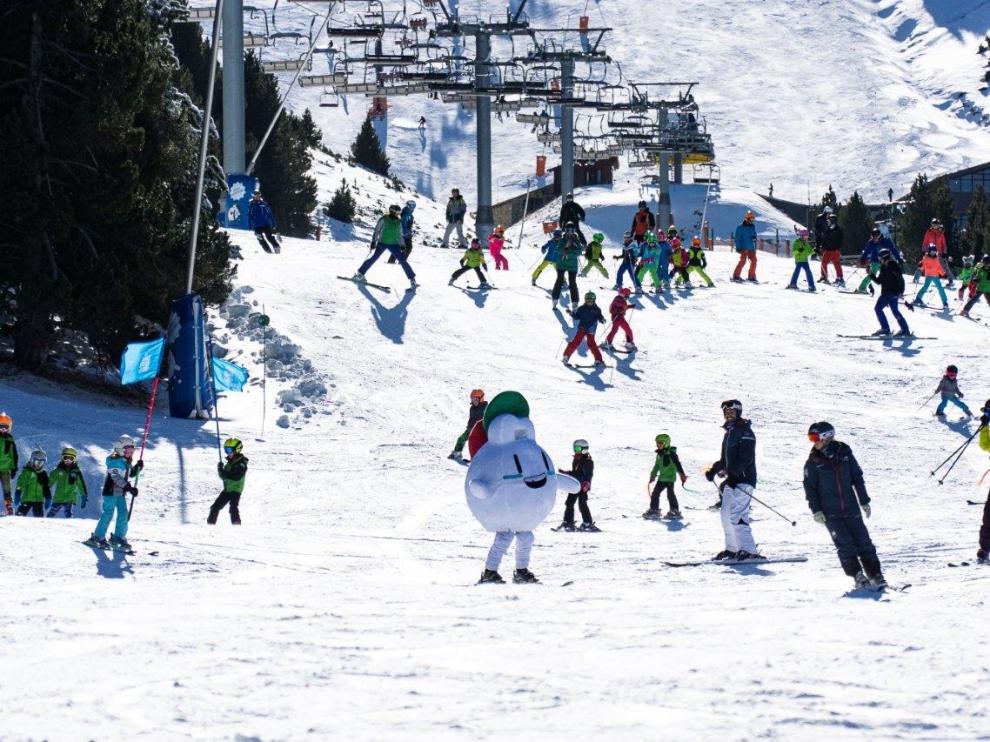 Los esquiadores disfrutan de una gran jornada en las estaciones del Pirineo